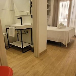 Habitación Pequeña con Cama King